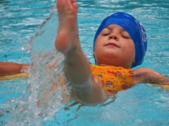 Geübtes schwimmen bringt nicht nur viel Freude mit sich, es gibt auch Ihnen und Ihrem Kind ein sichereres Gefühl im Bewegungsraum Wasser.